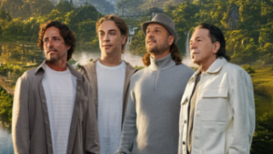 Foto da banda Falamansa em uma cena ao ar livre, com roupas casuais, ao fundo árvores e montanhas em um cenário ensolarado, com eles posando para a câmera.