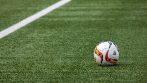 Brasileirão: bola de futebol sobre o gramado em imagem de destaque para conferir onde assistir aos jogos e horários neste final de semana