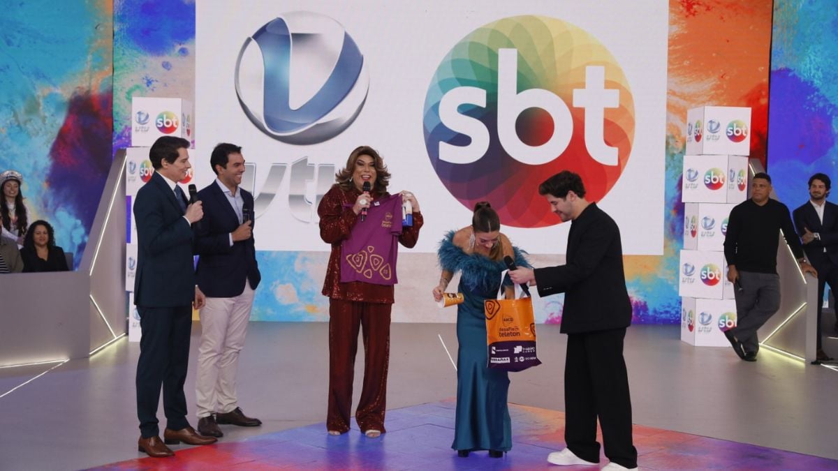 Marcus Mansur sobe ao palco do SBT para entregar cheque do valor adquirido por meio do Desafio Teleton
