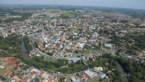 Vista da cidade de Jaguariúna que tem casas, prédios e ruas na foto