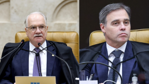 Montagem dividida ao meio com fotos dos ministros do STF Edson Fachin à esquerda, usando óculos e falando ao microfone, e André Mendonça à direita, ambos vestindo toga preta, terno e gravata em sessão no plenário do Supremo Tribunal Federal.