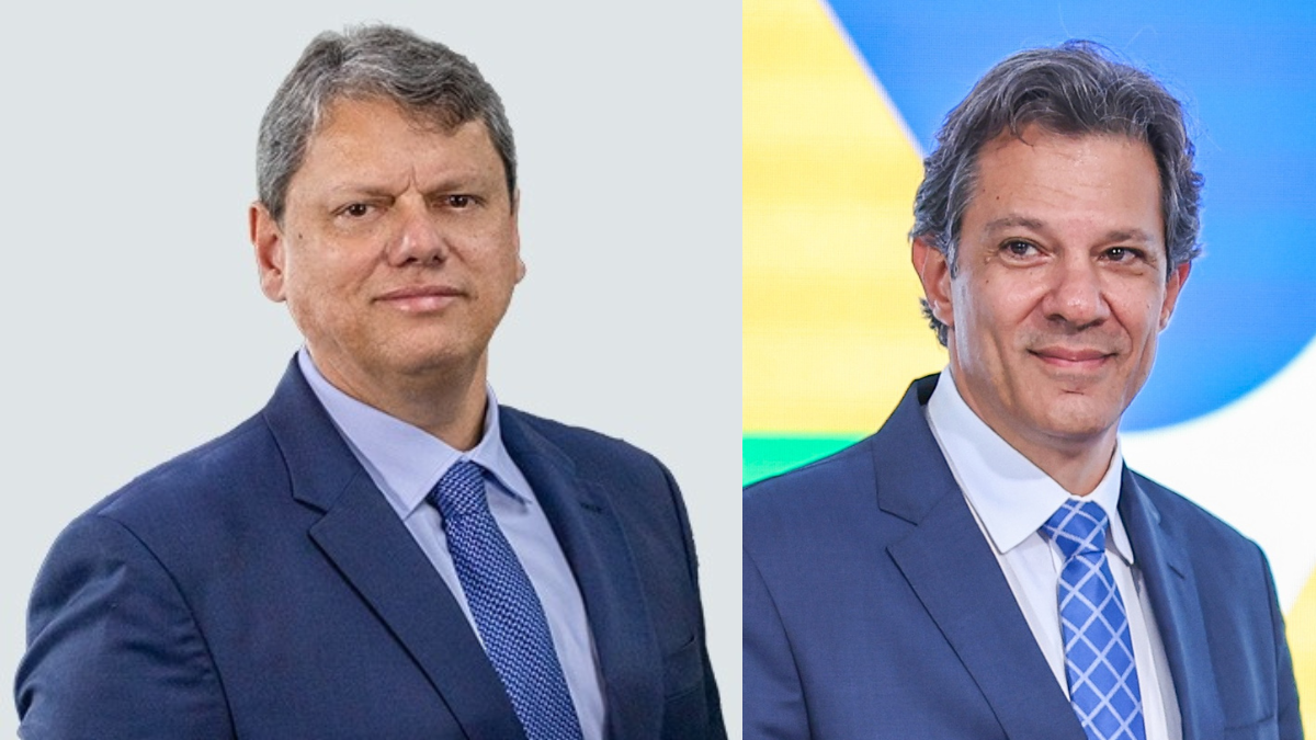 Retrato comparativo de Tarcisio de Freitas com cabelo grisalho usando terno azul-marinho e gravata azul, em foto formal sobre fundo claro de Fernando Haddad com fundo com gradiente colorido.
