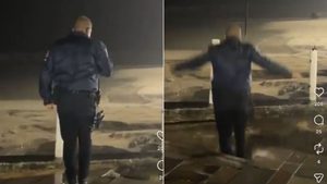 GCM cai em cratera em Praia Grande: Vídeo registra GCM em segurança ao lado de uma grande cratera aberta na orla de Praia Grande, durante chuva, com o agente sendo atingido pela abertura do chão.