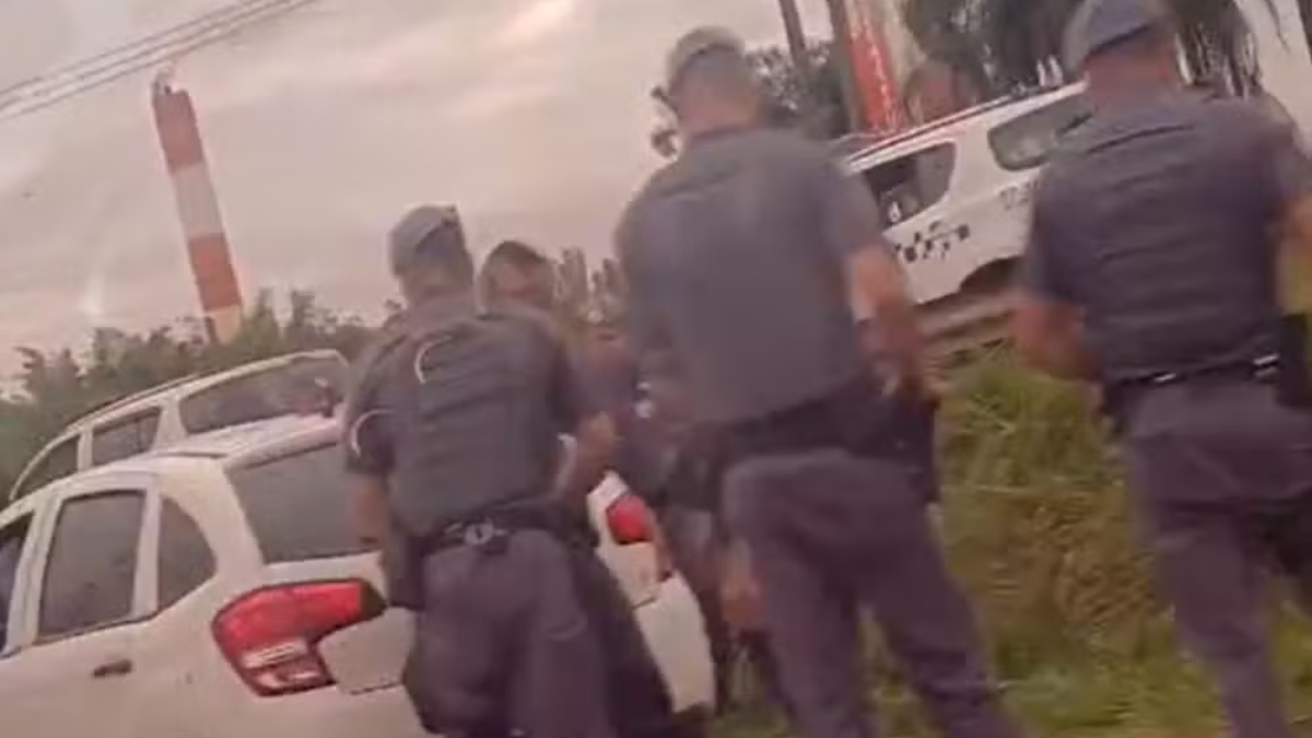 Policiais em ação perto de carros na rodovia, após tentativa de roubo na SP-340 em Mogi Guaçu, com atendimento a vítimas na via