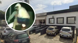 Imagem mostra uma cena de perseguição em Campinas com viaturas e veículos em frente a um prédio da polícia; em um detalhe circular aparece um homem em movimento, relacionado à perseguição em moto roubada, após a dupla cair da moto.