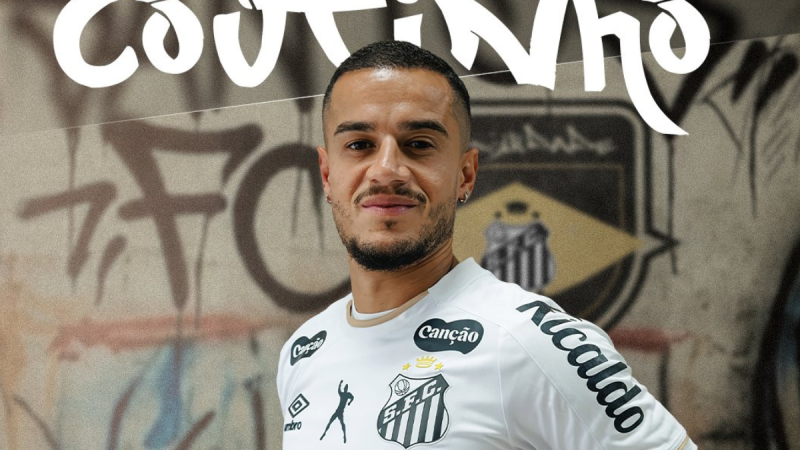 Santos Philippe Coutinho: Jogador do Santos em apresentação com uniforme branco e escudo do clube ao fundo, em imagem de anúncio do novo reforço Philippe Coutinho para a temporada. Santos anuncia Philippe Coutinho como novo reforço para temporada.