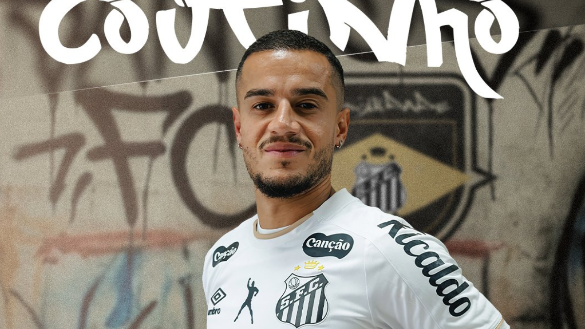 Santos Philippe Coutinho: Jogador do Santos em apresentação com uniforme branco e escudo do clube ao fundo, em imagem de anúncio do novo reforço Philippe Coutinho para a temporada. Santos anuncia Philippe Coutinho como novo reforço para temporada.