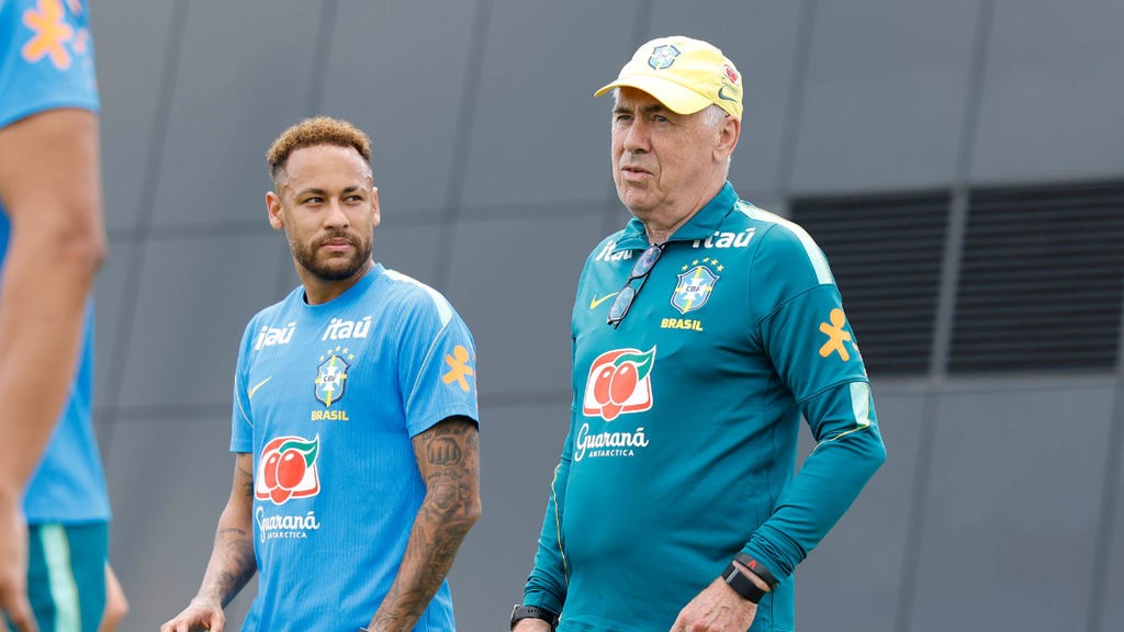 Ancelotti Neymar durante treino da Seleção Brasileira: técnico ao lado de Neymar em campo, usando uniforme da CBF, foto de Rafael Ribeiro.