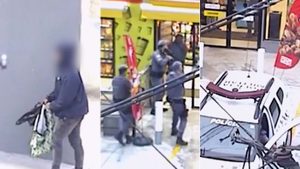 adolescentes roubam mercado em Santos: Câmeras de segurança mostram ação policial em mercado com adolescentes sendo detidos; placa e viatura da polícia em Santos, após roubo capturado em vídeo.