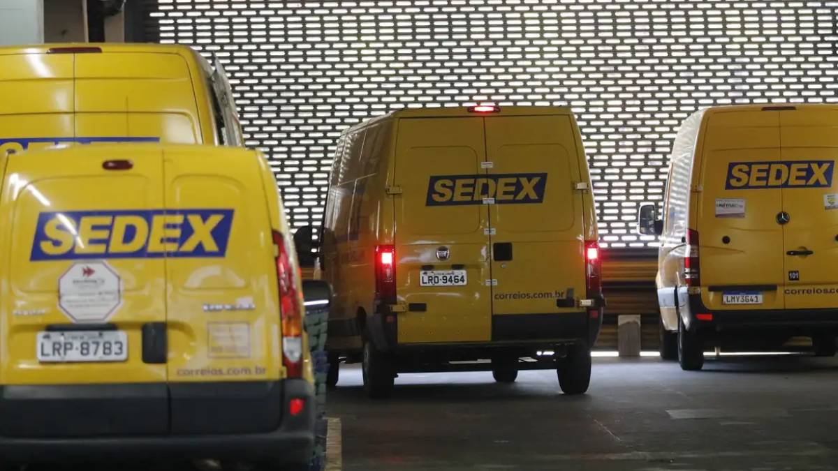 Greve dos Correios: vans amarelas da rede Sedex estacionadas em pátio, ilustrando a paralisação dos serviços postais sem prazo de fim