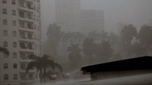 Previsão do tempo em Campinas: imagem mostra chuva e neblina no cenário urbano, com prédios e árvores ao fundo, sugerindo condições meteorológicas instáveis para a quarta-feira.