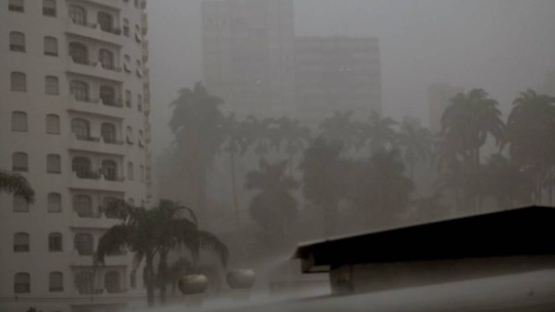 Previsão do tempo em Campinas: imagem mostra chuva e neblina no cenário urbano, com prédios e árvores ao fundo, sugerindo condições meteorológicas instáveis para a quarta-feira.