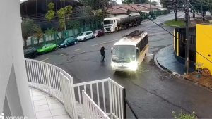 Mulher morre atropelada por ônibus em Artur Nogueira: Câmera de segurança mostra ônibus e vias em Artur Nogueira, com imagem do trânsito e veículo trafegando na rua após acidente envolvendo uma mulher atropelada por ônibus