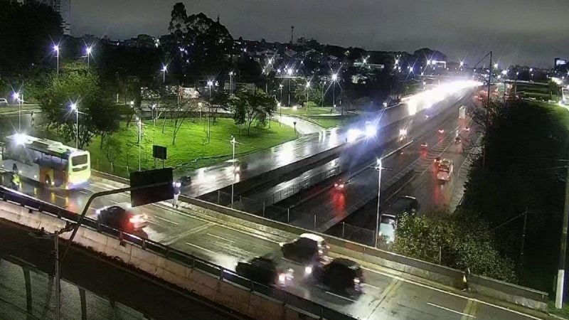 Sistema Anchieta-Imigrantes registra pontos de lentidão na noite desta segunda-feira (14)