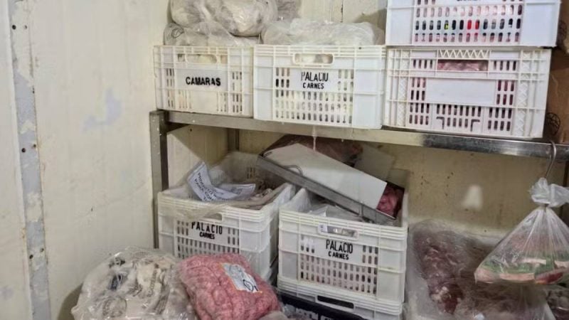 Câmeras e caixas plásticas com carnes em um ambiente de armazenamento, com destaque para carne estragada em açougue apreendida pela polícia em Indaiatuba, com cerca de 350 kg