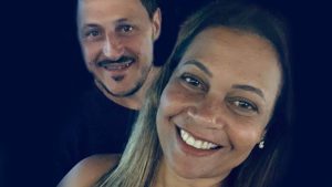 Foto de um casal sorridente, com o homem ao fundo e a mulher em primeiro plano, em imagem usada na cobertura de acidente na SP-133 em Limeira.