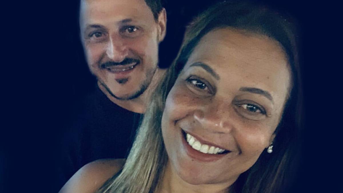 Foto de um casal sorridente, com o homem ao fundo e a mulher em primeiro plano, em imagem usada na cobertura de acidente na SP-133 em Limeira.