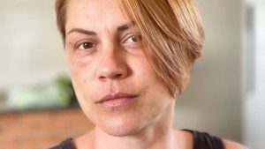 corpo carbonizado em Mogi Mirim: Retrato em close de Raquel de Brito Gerolomo em ambiente interno, com cabelo curto castanho e expressão neutra, usada em reportagem sobre o caso.