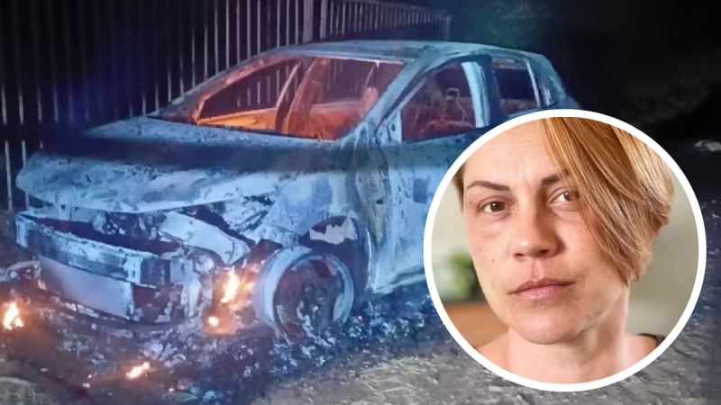 Cena externa em ambiente noturno com carro danificado e com chamas ao fundo; ao lado, foto de rosto de mulher loira, em contexto de despedida de Raquel de Brito Gerolomo.
