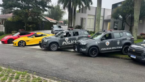 Viaturas policiais alinhadas em área externa, com veículos com pintura e faixas “POLÍCIA MILITAR” e carros ao fundo em operação; Operação do Gaeco mira tráfico e lavagem de dinheiro em Campinas e Itatiba.