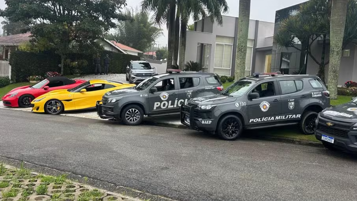 Viaturas policiais alinhadas em área externa, com veículos com pintura e faixas “POLÍCIA MILITAR” e carros ao fundo em operação; Operação do Gaeco mira tráfico e lavagem de dinheiro em Campinas e Itatiba.