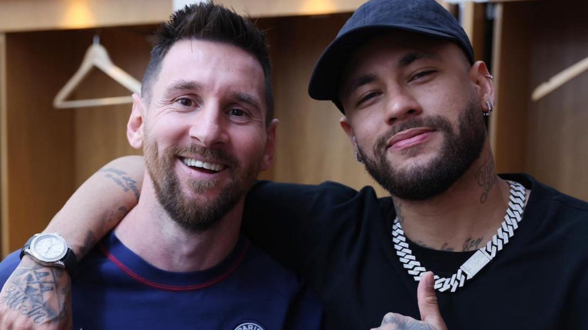 Messi no Santos? Foto mostra dois jogadores famosos sorrindo em ambiente interno, com um deles usando boné e tatuagens aparentes; a imagem remete a notícia sobre Neymar e convite ao argentino.