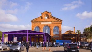 CPFL Energia na Campinas Innovation Week 2026 em frente a um prédio histórico, com público reunido, veículos na área e estruturas de evento ao ar livre ao fundo.