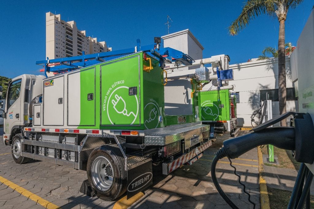 Caminhão de frota elétrica com sistema de trabalho e painel verde em evento de inovação, associado à Campinas Innovation Week 2026.