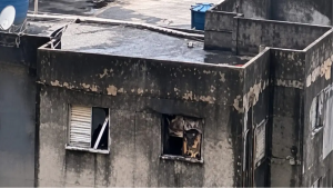 Incêndio em prédio ocupado em Campinas: fachada de um edifício com janelas danificadas e área interna em chamas, ao fundo imagens de emergência e fumaça