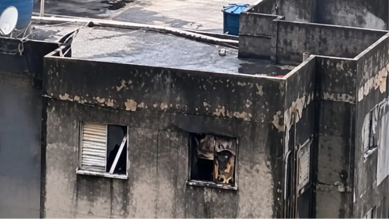 Incêndio em prédio ocupado em Campinas: fachada de um edifício com janelas danificadas e área interna em chamas, ao fundo imagens de emergência e fumaça