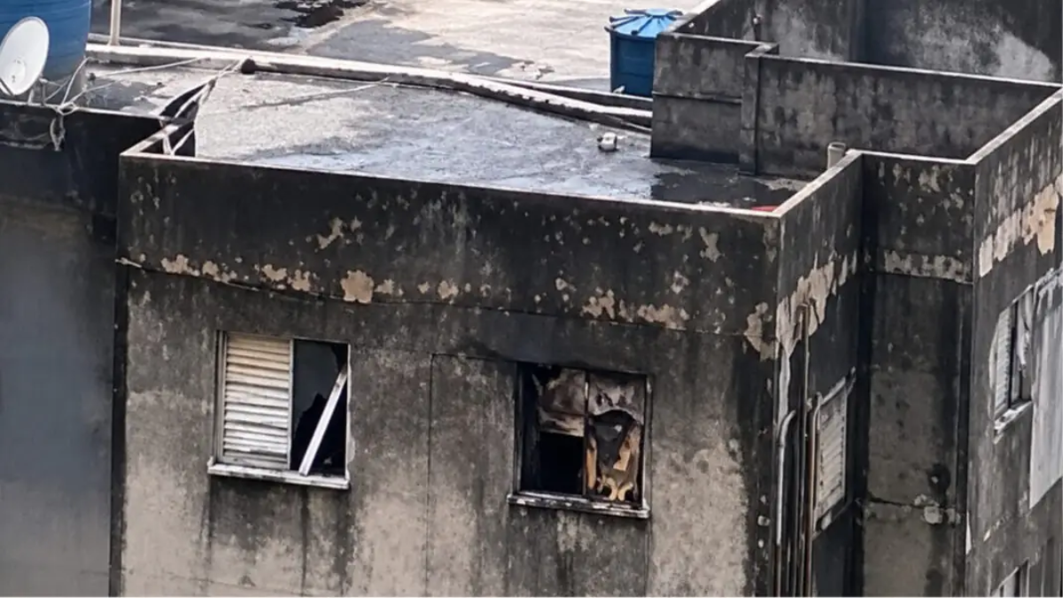 Incêndio em prédio ocupado em Campinas: fachada de um edifício com janelas danificadas e área interna em chamas, ao fundo imagens de emergência e fumaça