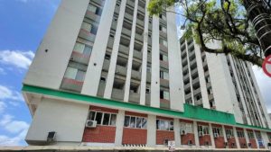 Edifício Castro: Vista externa de um edifício residencial alto em Cubatão, com fachadas em concreto e tijolo, janelas e áreas comuns, em contexto de moradia Minha Casa Minha Vida.