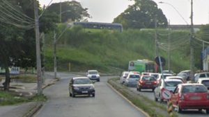 Menina de 3 anos encontrada sozinha em Mongaguá: imagem de uma avenida com carros ao fundo, usada para noticiar o caso de desaparecimento infantil na cidade.