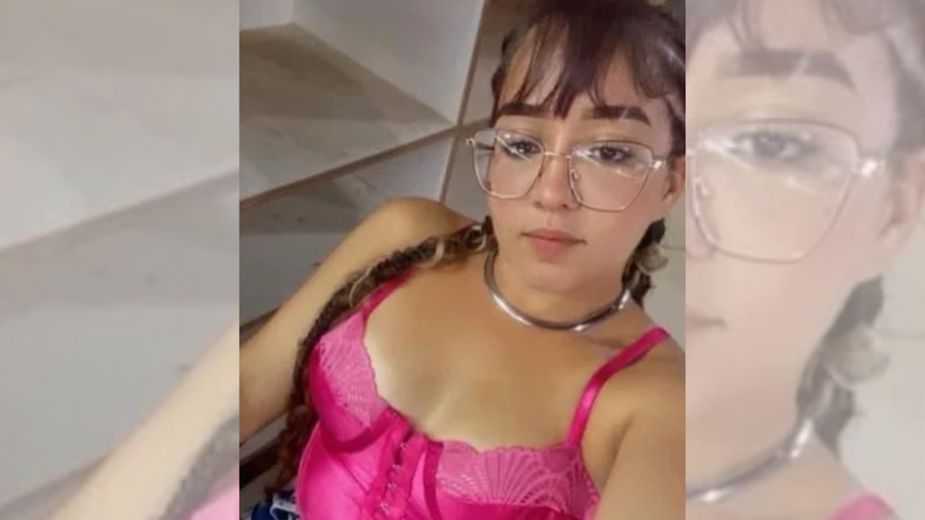 jovem morta em Campinas: Foto de Bianca Caroline Fernandes, uma jovem usando óculos e cabelo castanho preso, em ambiente interno, com vestido rosa. Imagem em composição com recortes laterais.
