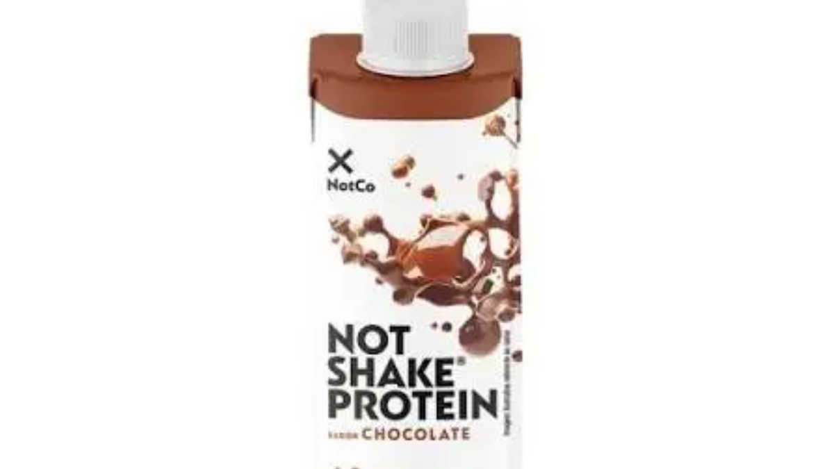 Embalagem do suplemento Not Shake Protein em sabor chocolate, com ilustração de gotas e pedaços de chocolate e o logotipo da marca NotCo ao topo.