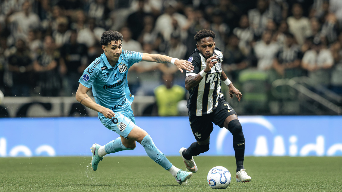 Jogadores do Santos e Atlético disputam a bola