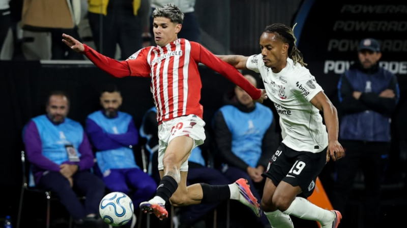 Jogadores do Estudiantes e Corinthians em ação
