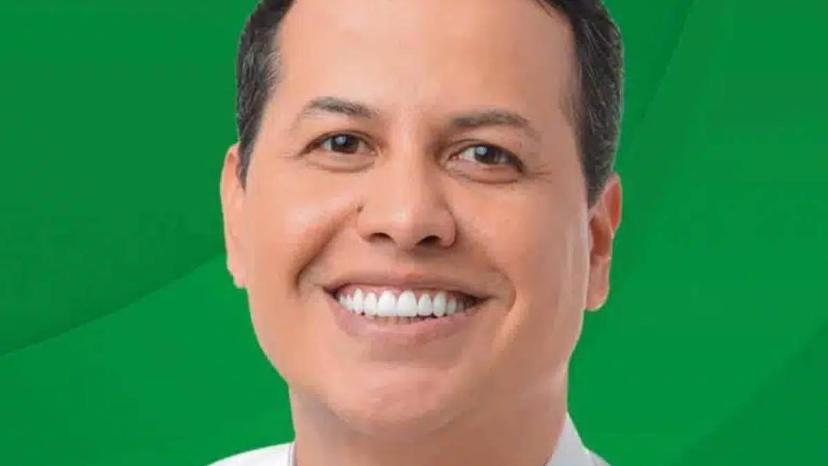 Foto de Danilo Morgado, candidato a deputado, com fundo verde, sorrindo em imagem de divulgação. Notícia sobre quem é Danilo Morgado e sua prisão nesta quinta-feira.