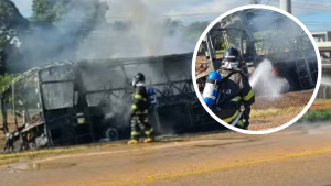 ônibus pega fogo em Indaiatuba: Incêndio destrói ônibus na marginal da Rodovia Santos Dumont em Indaiatuba: bombeiros controlam as chamas e a fumaça ao lado do veículo queimado.