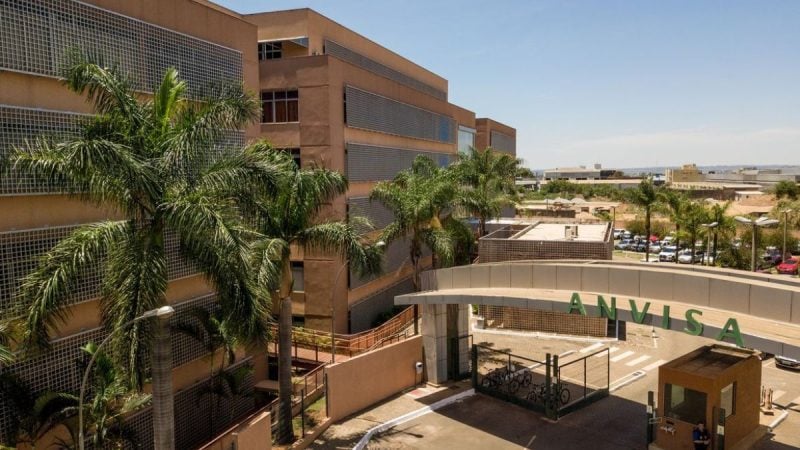 Prédio da Anvisa com a fachada e a placa ANVISA ao fundo, em foto externa. A Anvisa proíbe caneta emagrecedora do Paraguai.