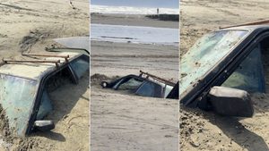 Registro em fotos do momento em que um motorista tenta atravessar um rio e acaba com o carro soterrado em Itanhaém na praia, com veículo parcialmente coberto pela areia.