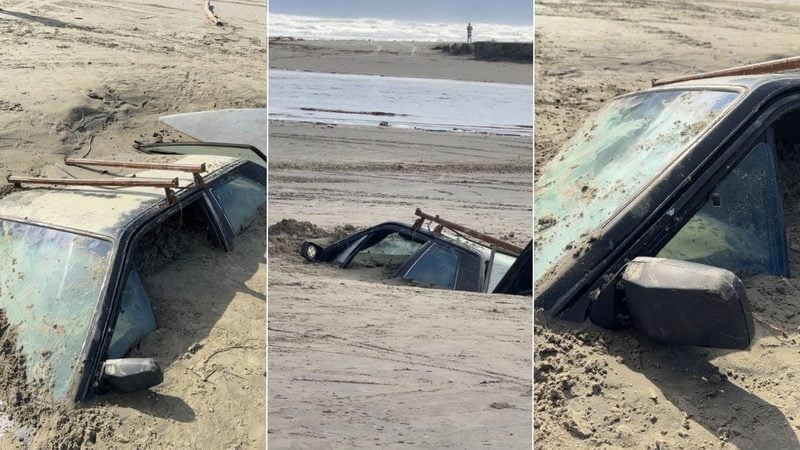 Registro em fotos do momento em que um motorista tenta atravessar um rio e acaba com o carro soterrado em Itanhaém na praia, com veículo parcialmente coberto pela areia.