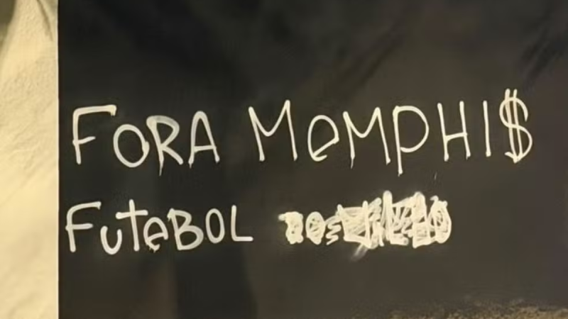 Pichação em muro com frases “FORA MEMPHIS” e “Futebol centavos”, associada a protesto da torcida do Corinthians pedindo a saída de Memphis.