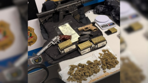 mulher presa com armas e drogas em Campinas: Imagem mostra itens apreendidos em Campinas: armas de fogo sobre uma mesa, munições em carregadores, dinheiro e porções de drogas ao lado, em ação policial.