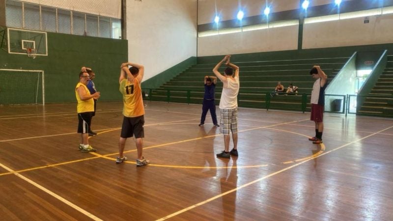 Alunos realizam aquecimento antes de iniciarem atividade física no Rebouças, em Santos