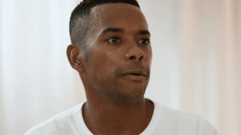Como está Robinho após a prisão? Ex-jogador aparece em foto de rosto, em ambiente neutro, com expressão séria, em notícia sobre regime fechado em Limeira.