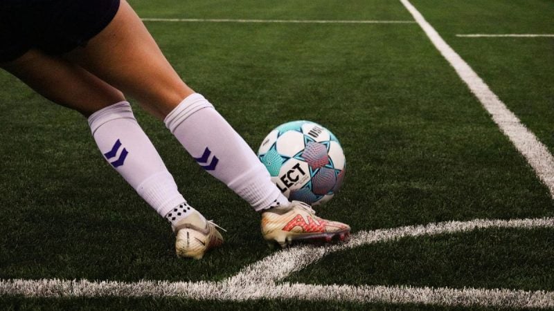 Onde assistir ao Brasileirão: jogador de futebol chutando a bola em um campo gramado, em imagem que destaca os jogos desse final de semana. Foto: Canva.