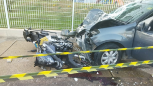 Cena de acidente com motocicletas e carro danificados, cercados por fita de isolamento amarela, após o caso do motorista condenado por atropelar guardas em Indaiatuba
