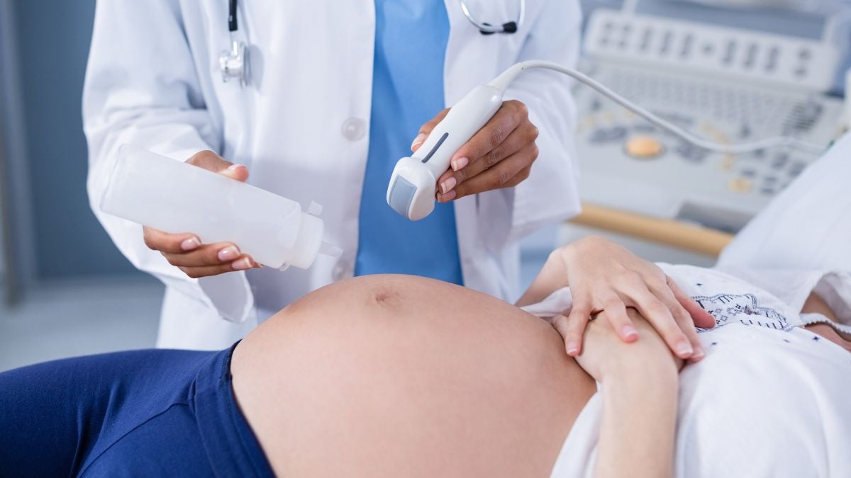 Problemas no coração do bebê: durante o pré-natal, um médico realiza ultrassom em uma gestante, apoiando o diagnóstico precoce de cardiopatias congênitas
