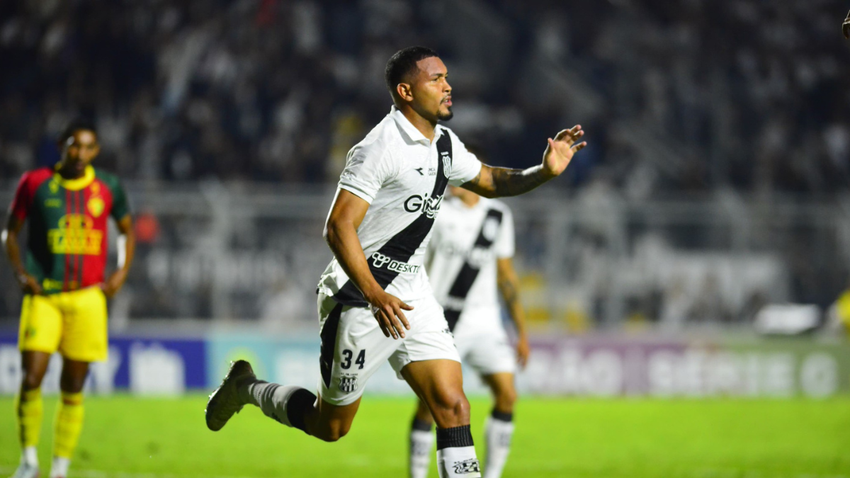 Wanderson comemora gol pela Ponte Preta
